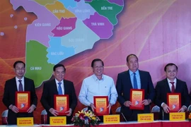 Lãnh đạo các tỉnh, thành vùng Đồng bằng sông Cửu Long và Thành phố Hồ Chí Minh ký kết hợp tác phát triển kinh tế-xã hội. (Ảnh: Công Trí/TTXVN)