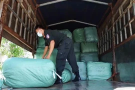 Lực lượng Công an tiến hành kiểm điếm số lượng hàng hóa nhập lậu. (Ảnh: Thanh Tân/TTXVN) 