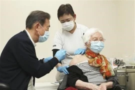Tiêm vaccine ngừa COVID-19 cho người già tại viện dưỡng lão ở Tsu, tỉnh Mie, Nhật Bản ngày 12/4/2021. (Nguồn: Kyodo/TTXVN) 