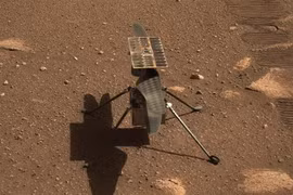 Trực thăng Ingenuity của NASA hạ cánh trên bề mặt Sao Hỏa ngày 5/4/2021. (Ảnh: AFP/TTXVN) 