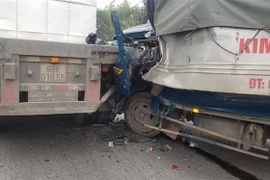 Vụ va chạm làm đầu xe tải bị hư hỏng nặng. (Ảnh: Hoàng Hùng/TTXVN) 