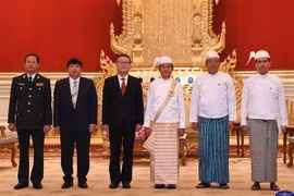Đại sứ Việt Nam tại Myanmar Lý Quốc Tuấn chụp ảnh lưu niệm với Tổng thống Myanmar U Win Myint. (Nguồn: TTXVN) 