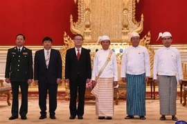 Đại sứ Việt Nam tại Myanmar Lý Quốc Tuấn chụp ảnh lưu niệm với Tổng thống Myanmar U Win Myint. (Nguồn: TTXVN) 
