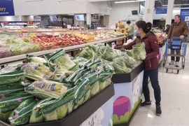 Người dân mua sắm tại một cửa hàng ở Vancouver, British Columbia, Canada. (Ảnh: THX/TTXVN)