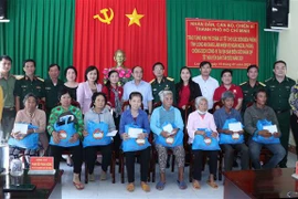 Đoàn công tác tặng quà cho người dân nghèo tại xã Thuận Bình, huyện Thuận Hóa, tỉnh Long An. (Ảnh: Xuân Khu/TTXVN) 