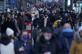 Người dân mua sắm tại các cửa hàng ở Tauentzienstrasse, Berlin (Đức). (Ảnh: Getty Images/TTXVN) 