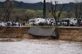 Nhiều tuyến đường bị sạt lở sau một cơn bão tại Mỹ. (Ảnh: AFP/TTXVN) 