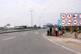 Biển báo trên tuyến Lộ Tẻ-Rạch Sỏi nhiều ký hiệu, không ghi bằng chữ nên nhiều người không hiểu, dẫn đến tình trạng đi nhầm vào cao tốc. (Nguồn: TTXVN phát) 