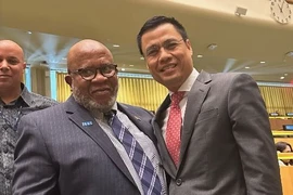 Đại sứ Đặng Hoàng Giang, Trưởng Phái đoàn đại diện thường trực Việt Nam tại Liên hợp quốc chúc mừng tân Chủ tịch Đại Hội đồng Khóa 78, Đại sứ Dennis Francis, Trưởng Phái đoàn thường trực Trinidad và Togago tại Liên hợp quốc. (Ảnh: TTXVN phát)