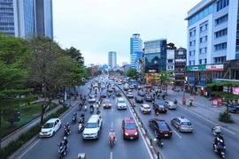 Các phương tiện tham gia lưu thông trên một tuyến phố ở Hà Nội. (Ảnh: Tuấn Anh/TTXVN) 