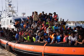 Người di cư tới đảo Lampedusa, Italy ngày 18/9/2023. (Ảnh: AFP/TTXVN)
