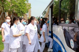 Cán bộ, giảng viên, sinh viên Trường Đại học Điều dưỡng Nam Định lên đường vào Đồng Nai chống dịch. (Ảnh: Văn Đạt/TTXVN) 
