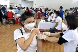 Cán bộ, giáo viên ngành giáo dục thành phố Quy Nhơn tiêm vaccine ngừa COVID-19. (Ảnh: Nguyên Linh/TTXVN) 