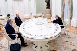 Tổng thống Nga Vladimir Putin (phải), Tổng thống Azerbaijan Ilham Aliyev (thứ hai bên trái) và Thủ tướng Armenia Nikol Pashinyan (ngoài cùng bên trái) thảo luận về xung đột Nagorny-Karabakh. (Nguồn: Sputnik) 