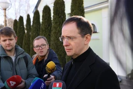 Trưởng đoàn đàm phán Nga Vladimir Medinsky trả lời phỏng vấn tại Gomel, Belarus, ngày 28/2/2022. (Ảnh: AFP/TTXVN) 