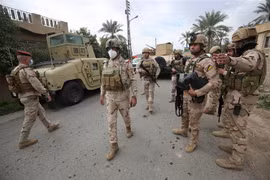 Binh sỹ Quân đội Iraq tham gia chiến dịch truy quét phiến quân IS. (Ảnh: AFP/TTXVN)