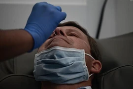 Nhân viên y tế lấy mẫu xét nghiệm COVID-19 cho người dân tại New York, Mỹ ngày 29/6/2020. (Nguồn: AFP/TTXVN) 