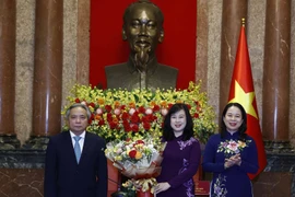 Quyền Chủ tịch nước Võ Thị Ánh Xuân chúc mừng Bộ trưởng Bộ Y tế Đào Hồng Lan và Phó Giáo sư, Tiến sỹ, Anh Hùng lao động Trần Ngọc Lương, nguyên Giám đốc Bệnh viện Nội tiết Trung ương, đại diện cho đội ngũ y bác sỹ cả nước nhân Ngày Thầy thuốc Việt Nam. (Ả