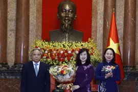 Quyền Chủ tịch nước Võ Thị Ánh Xuân chúc mừng Bộ trưởng Bộ Y tế Đào Hồng Lan và Phó Giáo sư, Tiến sỹ, Anh Hùng lao động Trần Ngọc Lương, nguyên Giám đốc Bệnh viện Nội tiết Trung ương, đại diện cho đội ngũ y bác sỹ cả nước nhân Ngày Thầy thuốc Việt Nam. (Ả
