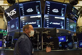 Hoạt động tại sàn giao dịch chứng khoán New York, Mỹ ngày 29/7/2021. (Ảnh: AFP/TTXVN) 