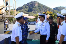 Chuẩn đô đốc Nguyễn Viết Khánh, Trưởng đoàn Đoàn công tác số 15, lên đường thăm, tặng quà cán bộ, chiến sỹ và nhân dân quần đảo Trường Sa. (Ảnh: Quang Thái/TTXVN)