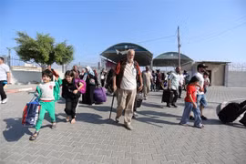 Người dân rời Dải Gaza qua cửa khẩu Rafah vào Ai Cập, ngày 1/11/2023. (Ảnh: THX/TTXVN)
