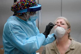 Nhân viên y tế lấy mẫu xét nghiệm COVID-19 cho người dân tại New York, Mỹ ngày 13/5/2020. (Nguồn: AFP/TTXVN) 