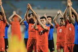 Quang Hải và đồng đội chào cổ động viên sau khi kết thúc trận đấu gặp Indonesia trên sân Mỹ Đình hôm 26/3. (Ảnh: Minh Quyết/TTXVN)