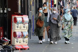 Người dân đeo khẩu trang phòng dịch COVID-19 tại Brussels, Bỉ. (Nguồn: AFP/TTXVN) 