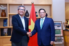 Thủ tướng Phạm Minh Chính tiếp ông Rajesh Kumar Singh, Chủ tịch Tập đoàn Phát triển hành lang công nghiệp (NICDC) và ​Cơ quan Xúc tiến và Tạo thuận lợi Đầu tư Quốc gia Invest India. (Ảnh: Dương Giang/TTXVN)