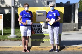 Cử tri bỏ phiếu sớm bầu Tổng thống Mỹ 2020 qua đường bưu điện tại Santa Ana, bang California ngày 13/10/2020. (Nguồn: AFP/TTXVN) 