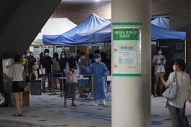 Người dân xếp hàng chờ xét nghiệm COVID-19 tại Seoul, Hàn Quốc, ngày 6/7/2021. (Nguồn: Yonhap/TTXVN) 