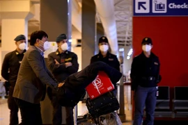 Hành khách Trung Quốc tại sân bay quốc tế Rome-Fiumicino, Italy. (Ảnh: AFP/TTXVN)