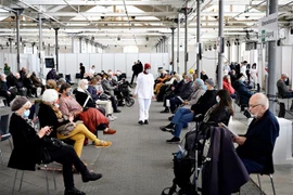 Người dân tại phòng chờ sau khi tiêm vaccine phòng COVID-19 tại Copenhagen, Đan Mạch ngày 12/4/2021. (Ảnh: AFP/TTXVN) 