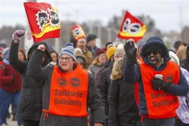 Các thành viên công đoàn Liên minh dịch vụ công Canada (PSAC) tham gia đình công tại Kingston ngày 19/4/2023. (Ảnh: AFP/TTXVN)