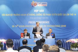 Thiếu tướng Lê Tấn Tới, Thứ trưởng Bộ Công an, phát biểu tại buổi họp báo Hội nghị Bộ trưởng ASEAN về phòng, chống tội phạm xuyên quốc gia lần thứ 14. (Ảnh: Doãn Tấn/TTXVN) 