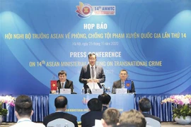 Thiếu tướng Lê Tấn Tới, Thứ trưởng Bộ Công an, phát biểu tại buổi họp báo Hội nghị Bộ trưởng ASEAN về phòng, chống tội phạm xuyên quốc gia lần thứ 14. (Ảnh: Doãn Tấn/TTXVN) 