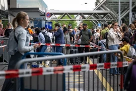 Hành khách chờ đợi tại sân bay quốc tế Geneva, Thụy Sĩ, trong thời gian diễn ra cuộc đình công của nhân viên sân bay ngày 30/6/2023. (Ảnh: AFP/TTXVN)