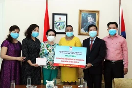 Ông Nguyễn Văn Mạnh, Phó Chủ tịch Liên hiệp các Tổ chức Hữu nghị Thành phố Hồ Chí Minh (thứ hai từ phải sang) và bà Trương Thị Hiền, Chủ tịch Hội Hữu nghị Việt Nam-Cuba Thành phố Hồ Chí Minh (thứ ba từ trái sang) trao cho bà Indira Lopez Arguelles, Tổng l