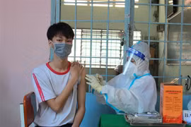 Tiêm vaccine cho học sinh tại điểm Trường THPT Vĩnh Long, thành phố Vĩnh Long. (Ảnh: Lê Thúy Hằng/TTXVN) 