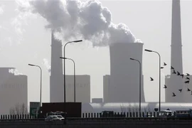 Khói bốc lên tại một nhà máy ở Bắc Kinh, Trung Quốc. (Nguồn: AFP/TTXVN) 
