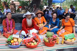 Một nghi lễ cúng của người Chăm. (Ảnh: Đặng Tuấn/TTXVN)
