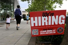 Bảng thông báo cần thuê nhân viên tại một nhà hàng ở Arlington, Virginia, Mỹ. (Ảnh: AFP/TTXVN)