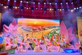 Các đội tham gia biểu diễn chào mừng loại hình đờn ca tài tử. (Ảnh: Ánh Tuyết/TTXVN) 