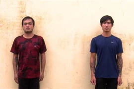 Đối tượng Lê Minh Quân (trái) và Lê Văn Vũ tại cơ quan Công an. (Ảnh: TTXVN phát) 