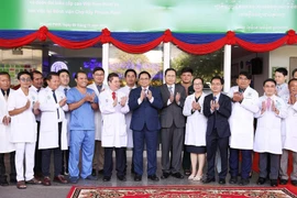 Thủ tướng Phạm Minh Chính với đội ngũ bác sỹ và nhân viên y tế Bệnh viện Chợ Rẫy-Phnom Penh. (Ảnh: Dương Giang/TTXVN) 