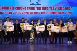 Ban tổ chức trao giải thưởng tới các tác giả, nhóm tác giả có sáng kiến, công trình tiêu biểu năm 2020. (Nguồn: hanoimoi.com.vn) 
