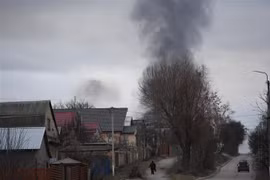 Khói bốc lên từ một vụ nổ gần thị trấn Hostomel ở phía Tây Bắc thủ đô Kiev, Ukraine ngày 24/2/2022. (Ảnh: AFP/TTXVN) 