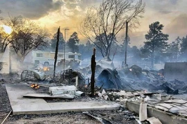 Khói bốc lên từ đám cháy rừng ở bang New Mexico, Mỹ ngày 19/4/2022. (Ảnh: AP/TTXVN) 