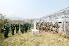 Lực lượng biên phòng hai nước Việt Nam-Trung Quốc tiến hành tuần tra song phương. (Ảnh: TTXVN phát)